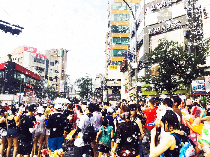 Festival de la bataille d'eau de Sinchon (신촌물총축제)