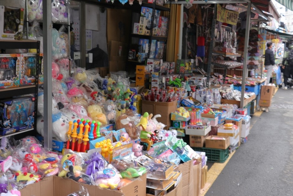 Dongdaemun Stationery Store Street (동대문 문구완구거리)