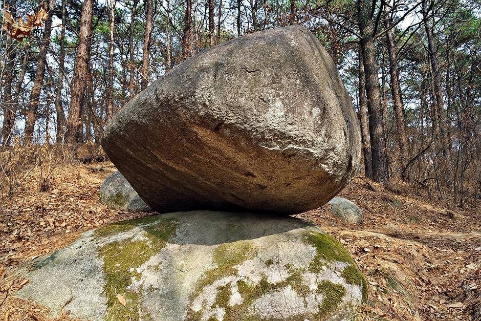 팔봉산 흔들바위