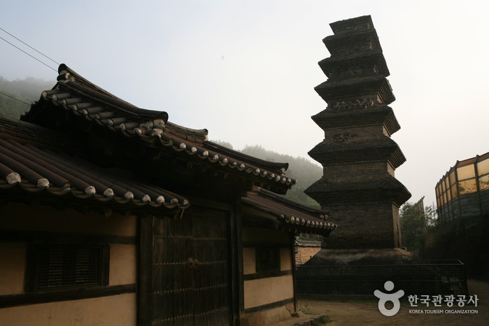 Siebenstöckige Steinpagode der Tempelanlage Beopheungsa (안동 법흥사지 칠층전탑)