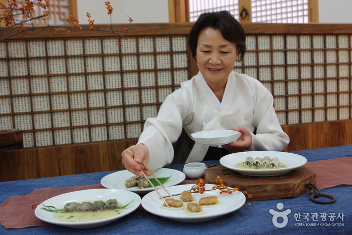 두들마을에서는  340여 년 전 음식디미방의 음식을 재현하고 있다. 황분선 음식디미방 보존회 회장.