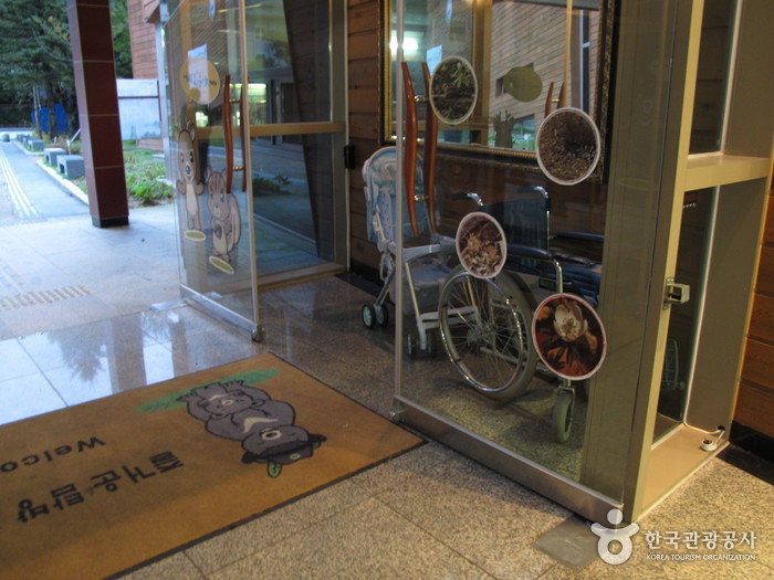 Seoraksan National Park Visitor Center (설악산 탐방안내소)