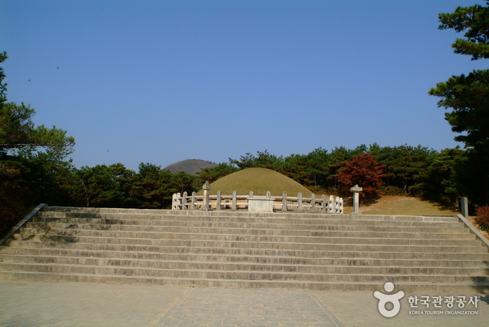 Tomb of General Kim Yushin (경주 김유신묘)