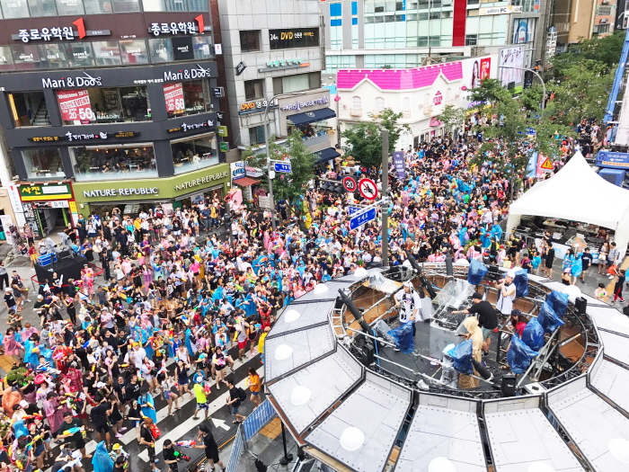 Festival de la bataille d'eau de Sinchon (신촌물총축제)
