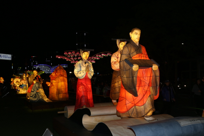 Фестиваль лотосовых фонарей в Пусане (부산연등축제)