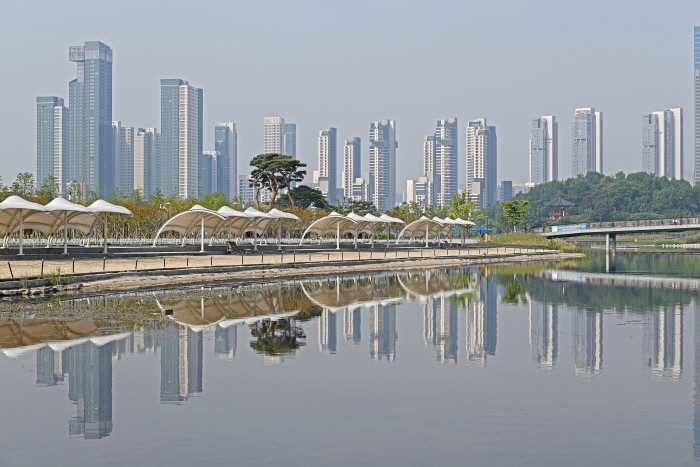 Sejong Lake Park, a resting place in the city