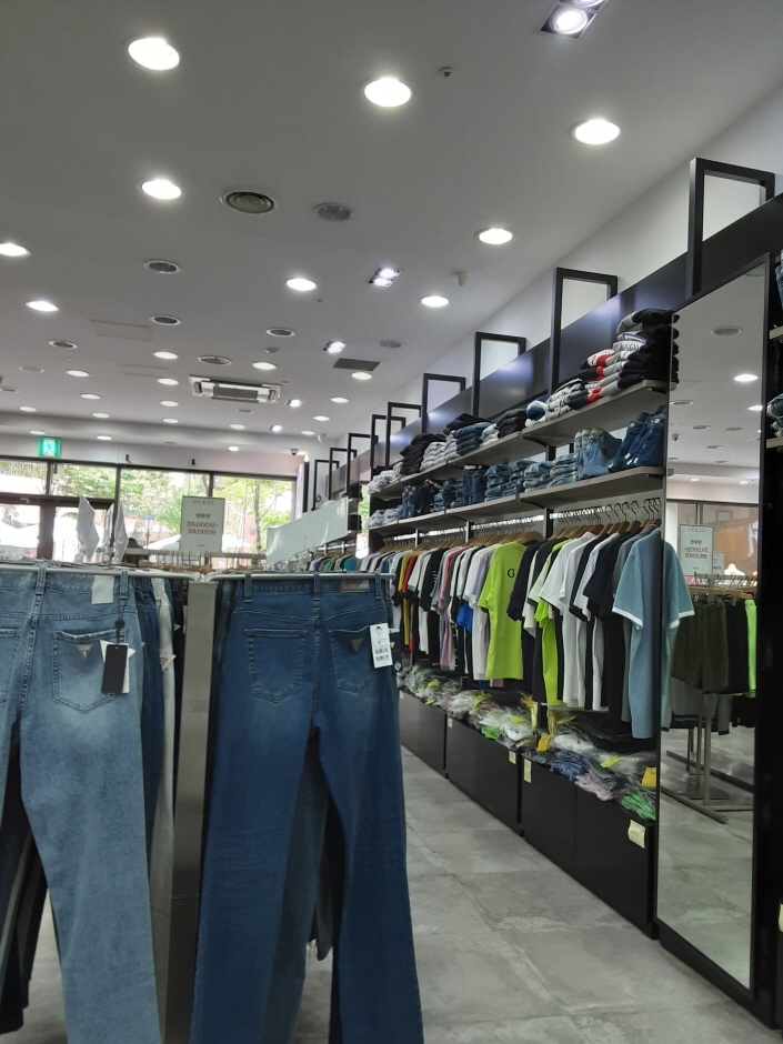 Dressing Guess - Shinsegae Paju Branch [Tax Refund Shop] (드레싱 게스 신세계파주)