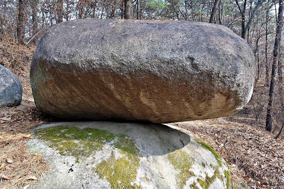 팔봉산 흔들바위