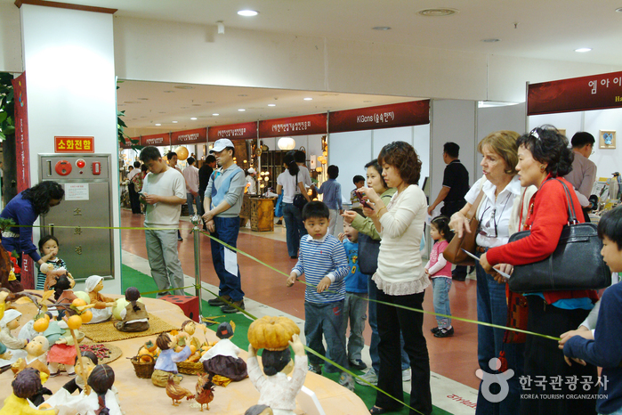 Jeonju Hanji Culture Festival (전주 한지문화축제)