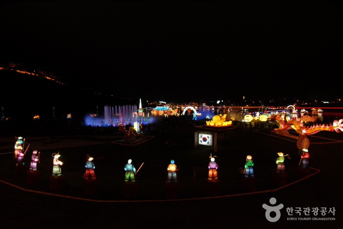 Jinju Namgang Yudeung (Lantern) Festival (진주 남강유등축제)
