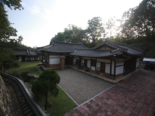 Chiam House (치암고택)