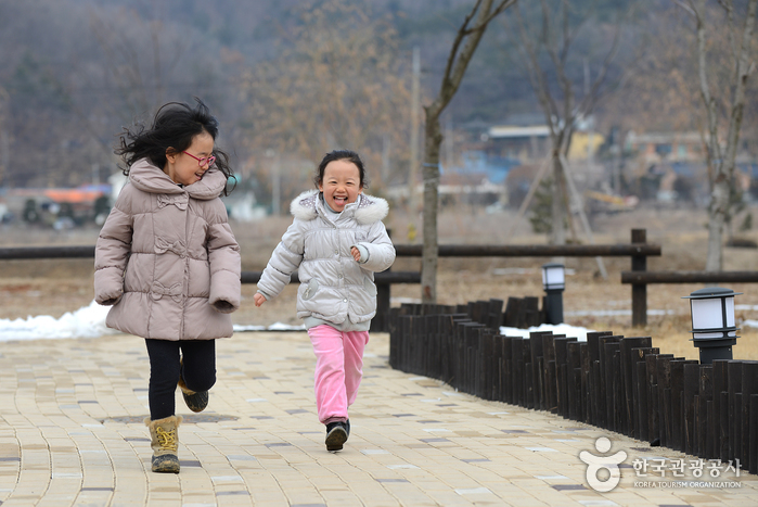 카라반 야영장에서 즐거운 시간을 보내는 아이들