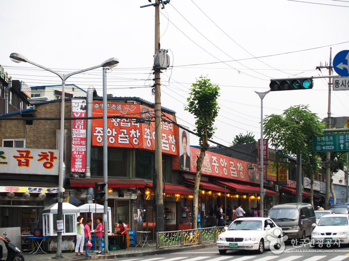 황학사거리표지판 부근부터 곱창골목 시작