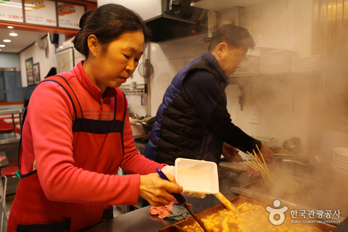 영파여고 맞은편에 자리한 마늘 떡볶이집 <셀프하우스>