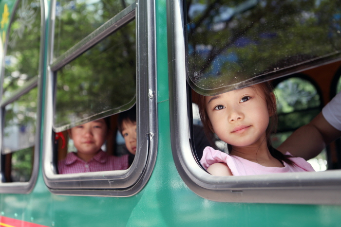 서울시티투어버스로 시내구경을 하는 꼬마손님들