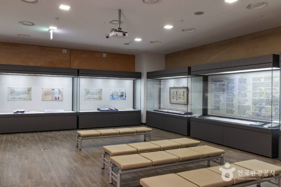 남해유배문학관