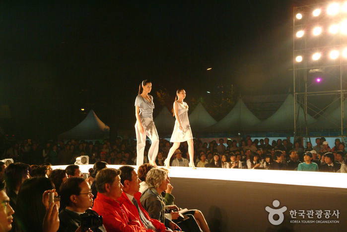 Jeonju Hanji Culture Festival (전주 한지문화축제)