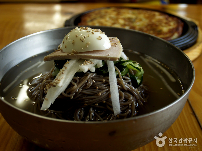 담백한 메밀막국수