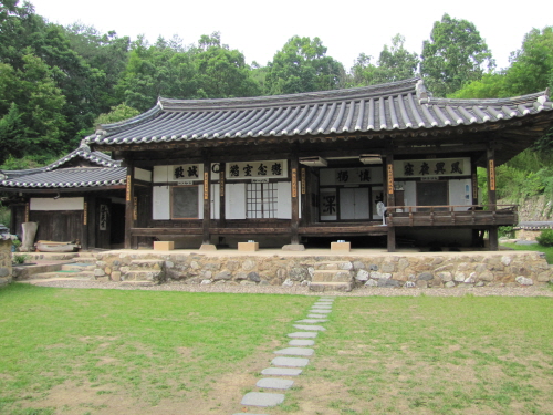 Chiam House (치암고택)