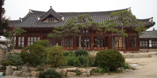 Hagindang House (학인당)