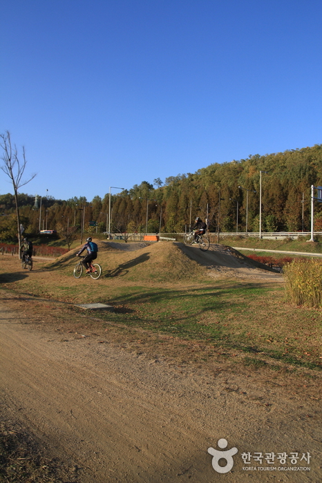 Circuito de Ciclismo del Parque Nanji del Río Hangang (난지한강공원 MTB코스장)