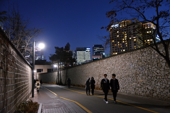 안국역에서 정독도서관까지 이어진 감고당길