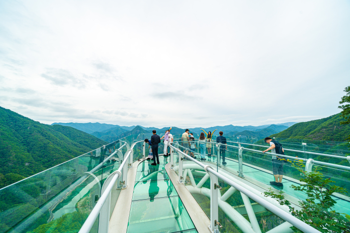 Byeongbangchi Skywalk is one of Jeongseon’s representative facilities for leisure activities.