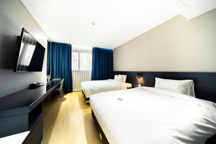 Twin Rooms have a large-sized bed.