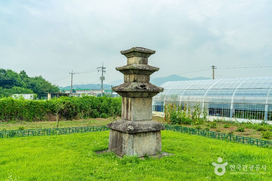 thumbnail-안성죽산리삼층석탑-4