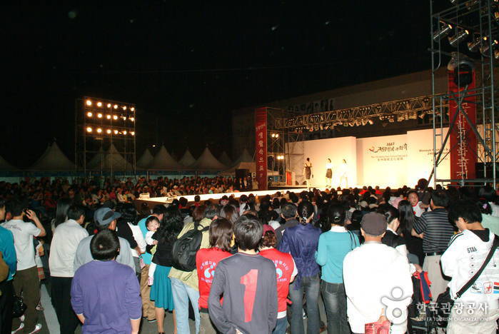 Jeonju Hanji Culture Festival (전주 한지문화축제)
