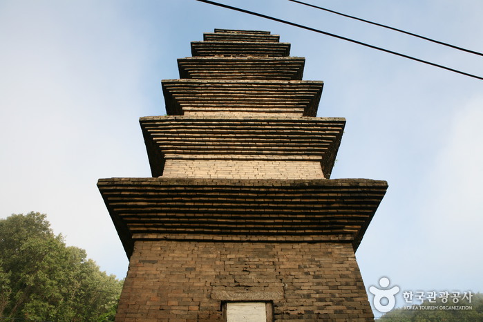 Siebenstöckige Steinpagode der Tempelanlage Beopheungsa (안동 법흥사지 칠층전탑)