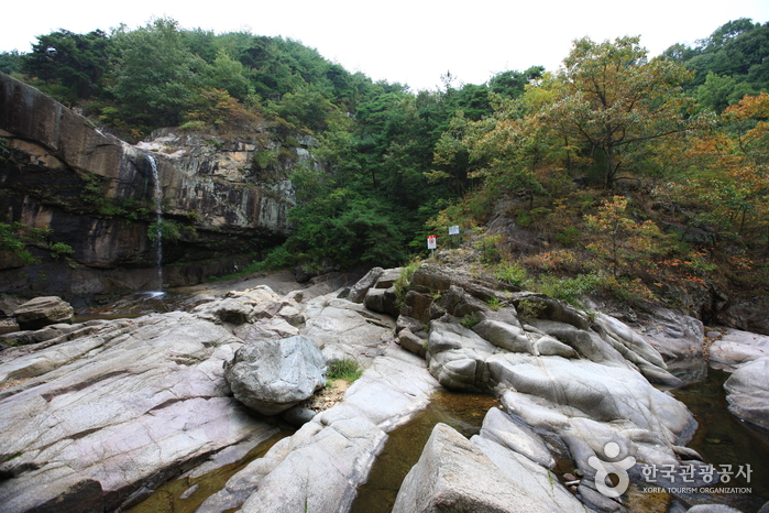 Hwanggyepokpo Falls (황계폭포)