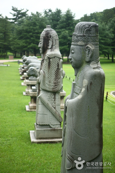 thumbnail-Hongneung and Yureung Royal Tombs [UNESCO World Heritage] (남양주 홍릉(고종과 명성황후)과 유릉(순종과 순명,순정 황후) [유네스코 세계문화유산])-15