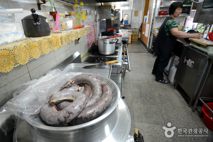 고궁순대 주방 내부