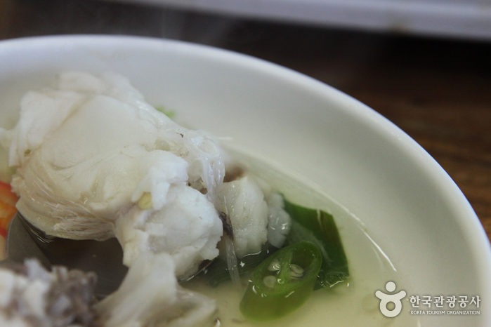 적당히 끓인 물메기의 살점