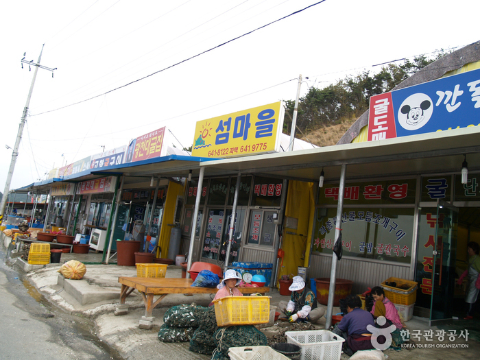 Cheonbuk Oyster Complex in Boryeong (보령 천북굴단지)