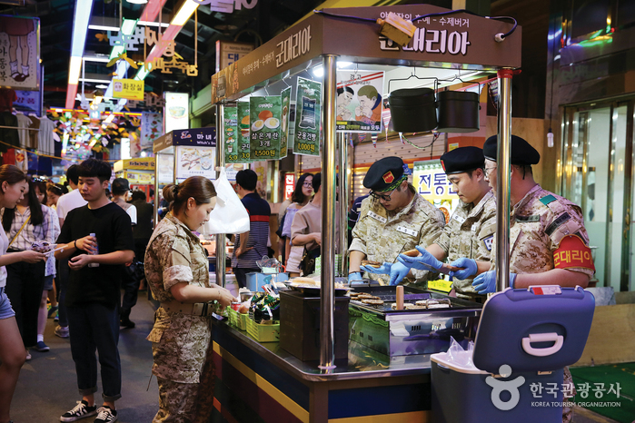 군대에 가야만 먹을 수 있다는 그 '귀한' 음식이 남부시장에 왔다. '맛있어서 입대금지!'라는 문구가 재미나다