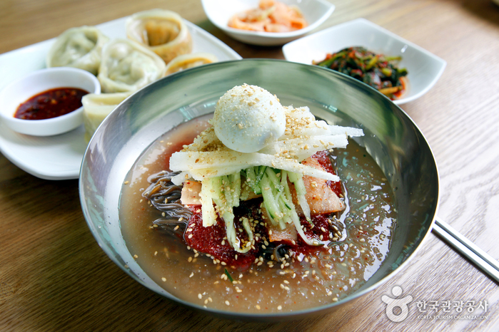 얼음 육수를 넣은 비빔칡냉면