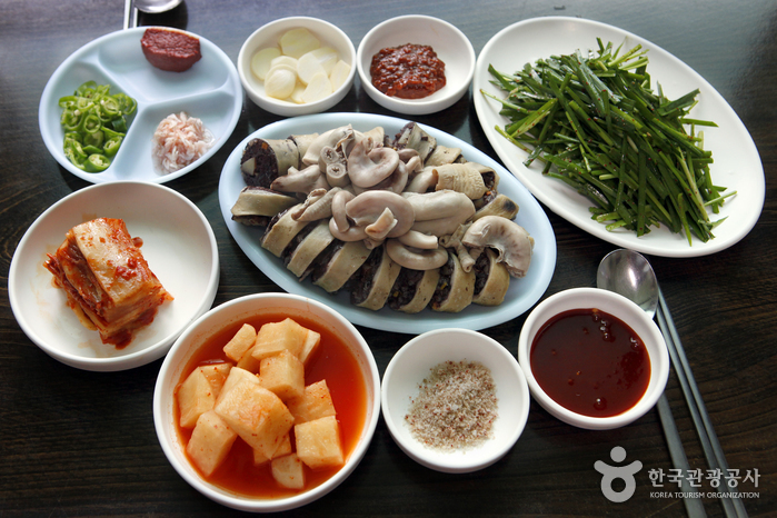 푸짐하게 차려진 순대 밥상