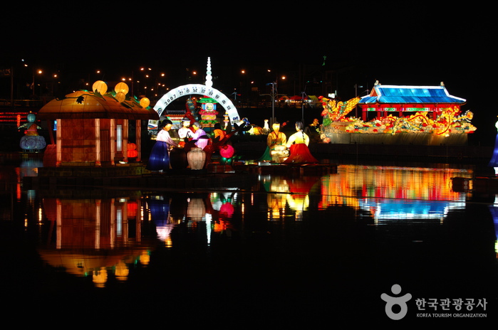 Jinju Namgang Yudeung (Lantern) Festival (진주 남강유등축제)