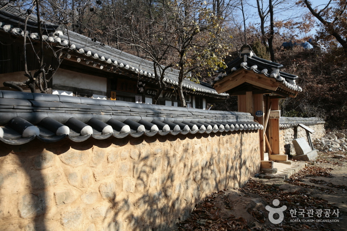 Hyangsan House (향산고택...