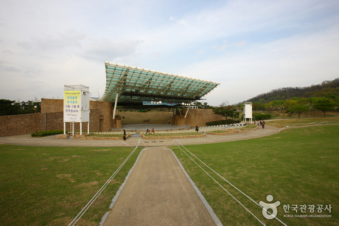 Escenario Musical al Aire Libre Kolon de Daegu (대구 코오롱 야외음악당)