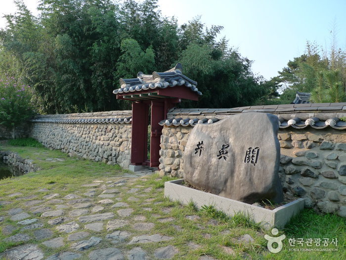 Gyeongju Five Royal Tombs (경주 오릉)