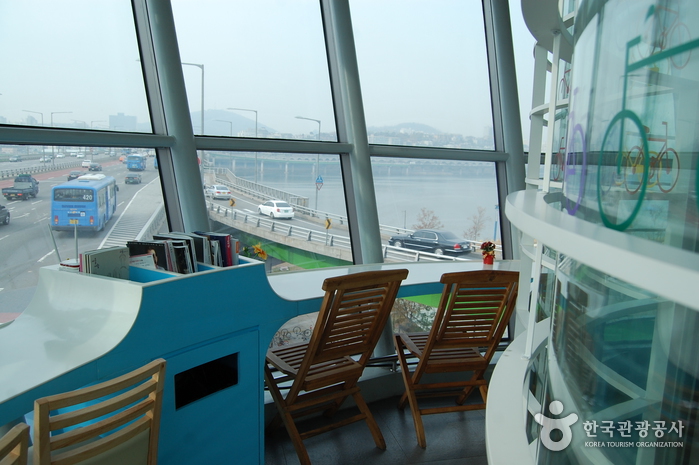 Hannam Bridge lookout lounge 'Café Rainbow' (한남 새말카페 레인보우 - 한남대교 전망쉼터)