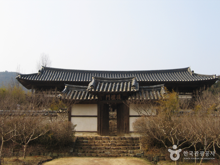 사계절이 아름다운 절묘한 경치와 뛰어난 건축물로도 유명한 병산서원