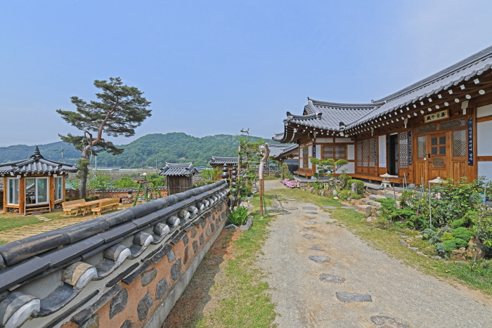 The main building and the front yard are separated with a difference in height