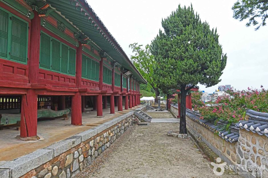 Gangneunghyanggyo Local Confucian School (강릉향교)