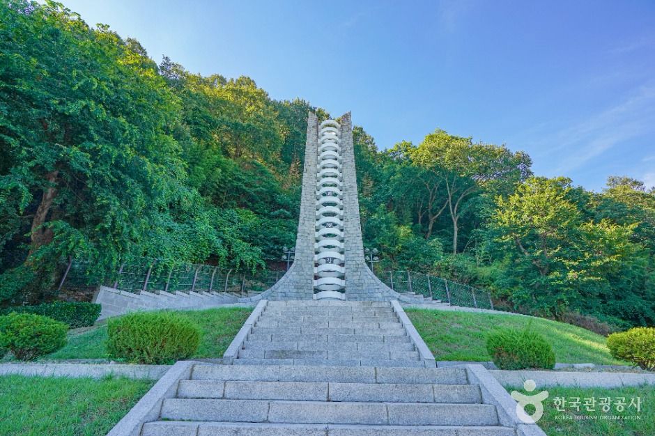 충익사 의병탑