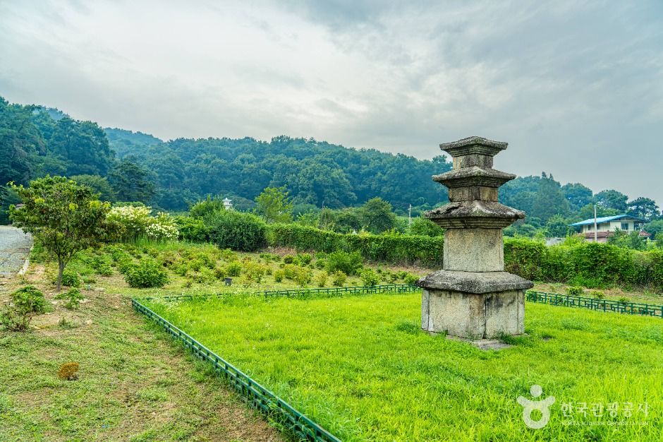 thumbnail-안성죽산리삼층석탑-6