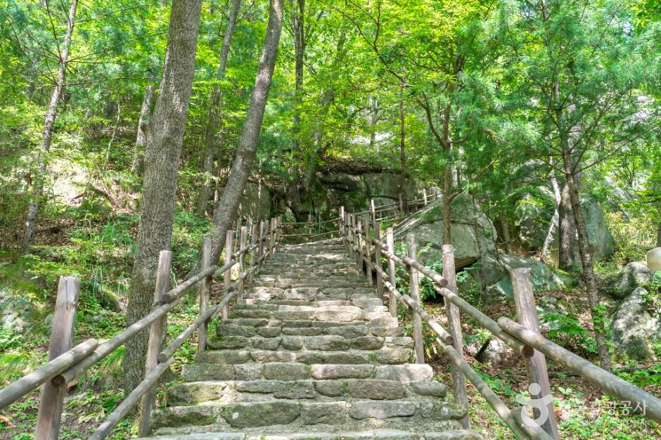 거창 가섭암지 마애여래삼존입상